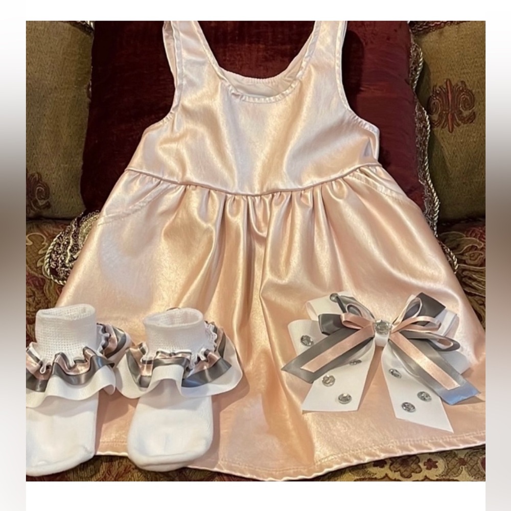 Pipa & Julie kids dress size 2T mint condition & socks & bow price is firm